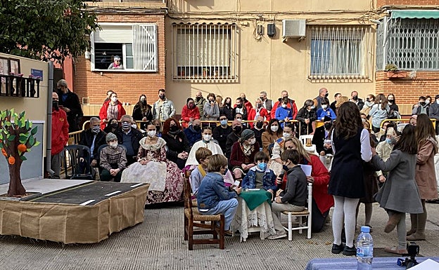 Imagen principal - Propuesta de la falla Rosario, con el perro ¡Pep' de Sandra Gómez. 