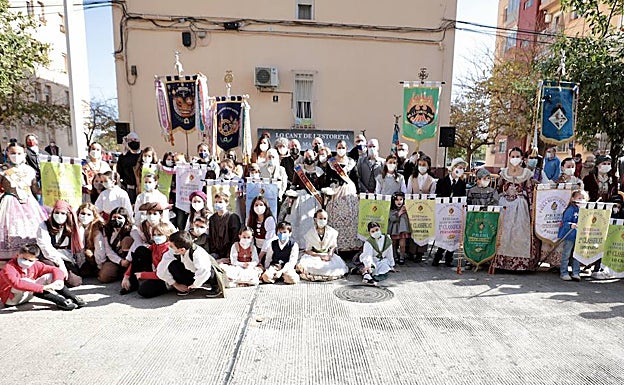 Imagen principal - Premiados, Nerea López (FMI Valencia) y su corte. 
