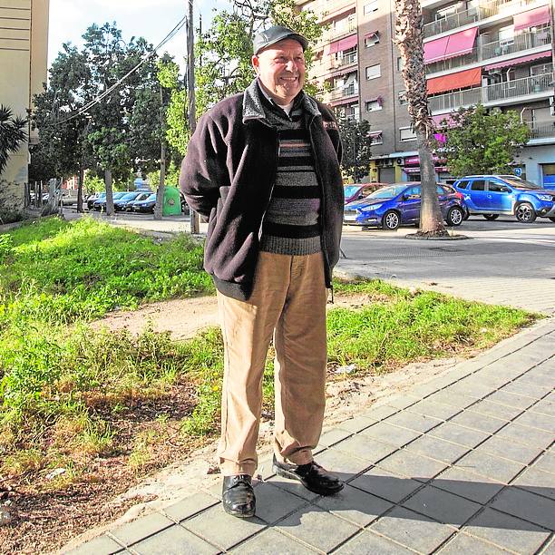 Ramón es vecino del barrio, llegó cuado aún no había huerta.