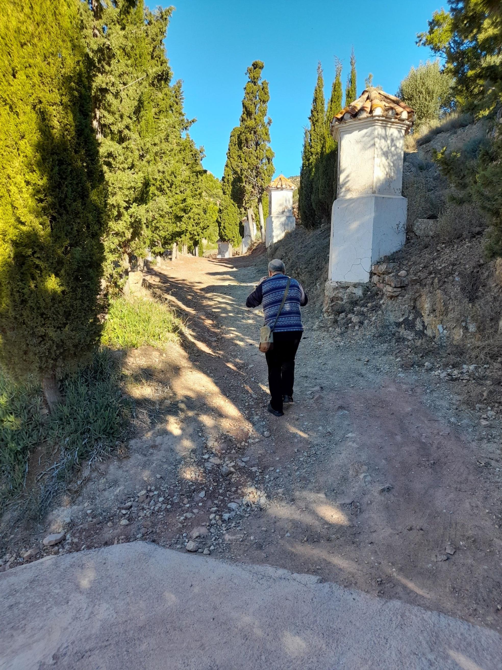 Esfuerzo. Un vecino camina por la cuesta que se ha de recorrer para llegar al cementerio.