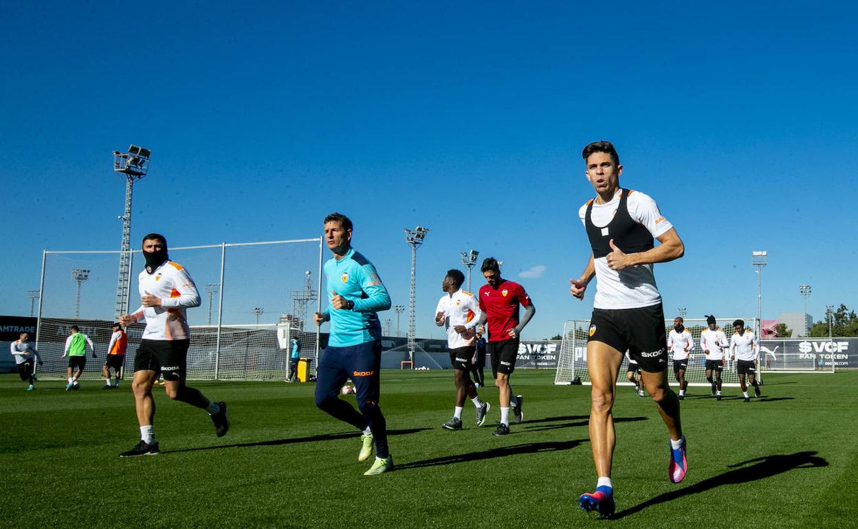 Gabriel Paulista, durante la sesión de trabajo que realizó ayer sobre el césped de Paterna.  