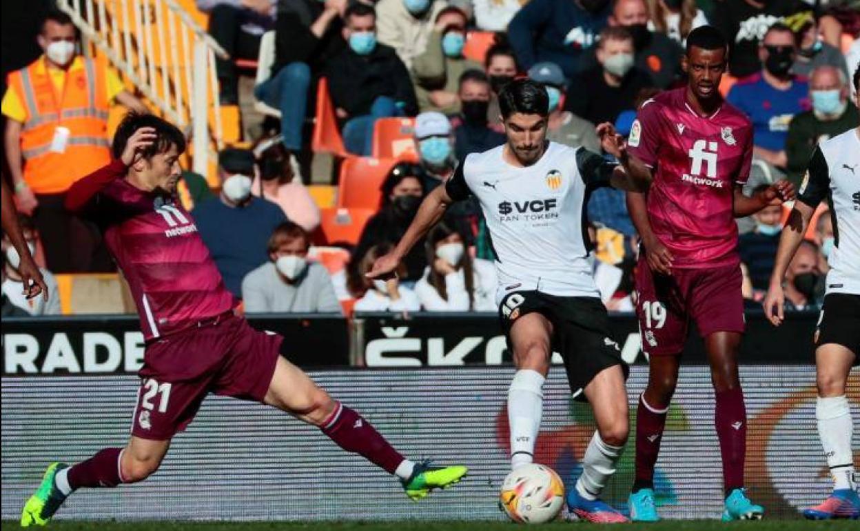 Silva disputa un balón con Carlos Soler