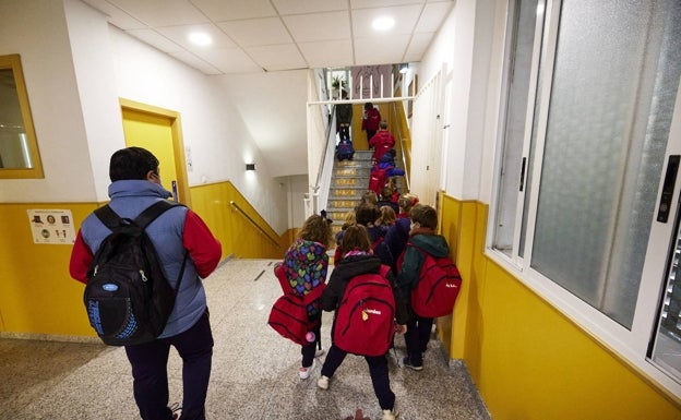 La pandemia también remite en los colegios y las aulas cerradas se reducen a a la mitad