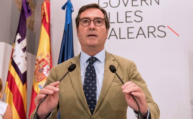 La CEOE rechaza subir el salario mínimo y reprocha a Díaz sus «aspiraciones políticas»