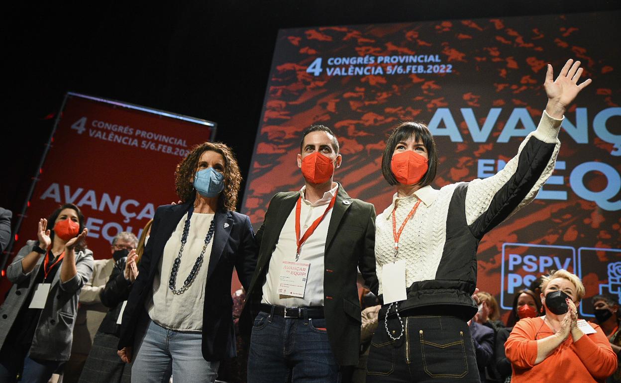 Carlos Fernández Bielsa, entre Mercedes Caballero y Diana Morant, en el congreso provincial. 