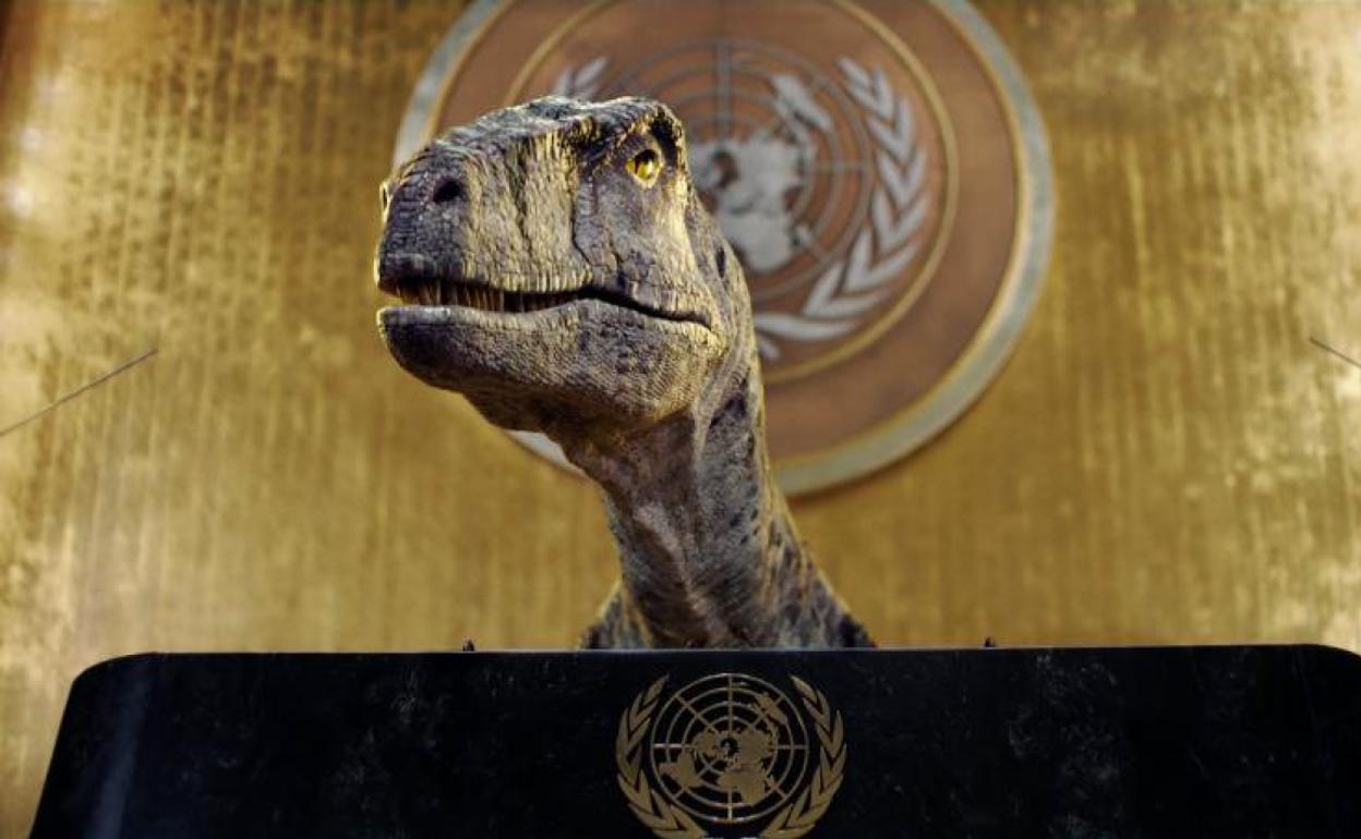 Un dinosaurio irrumpe en el famoso salón de la Asamblea General de la ONU.