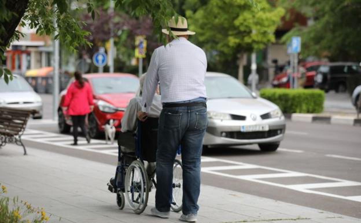 Dos personas pasean por la calle durante la epidemia del coronavirus.