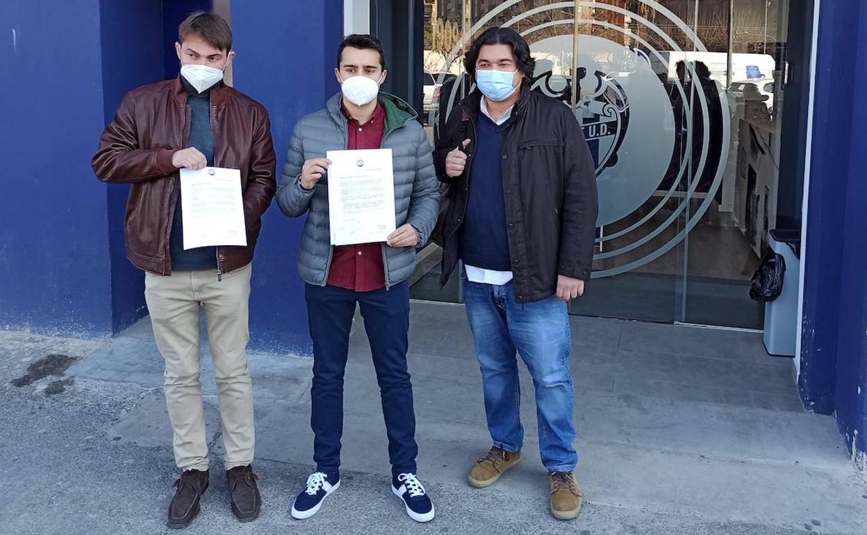 De izquierda a derecha, José Vicente Castillo, Luis Barrachina y Gabriel Salinas, antes de presentar su carta en las oficinas del Levante.