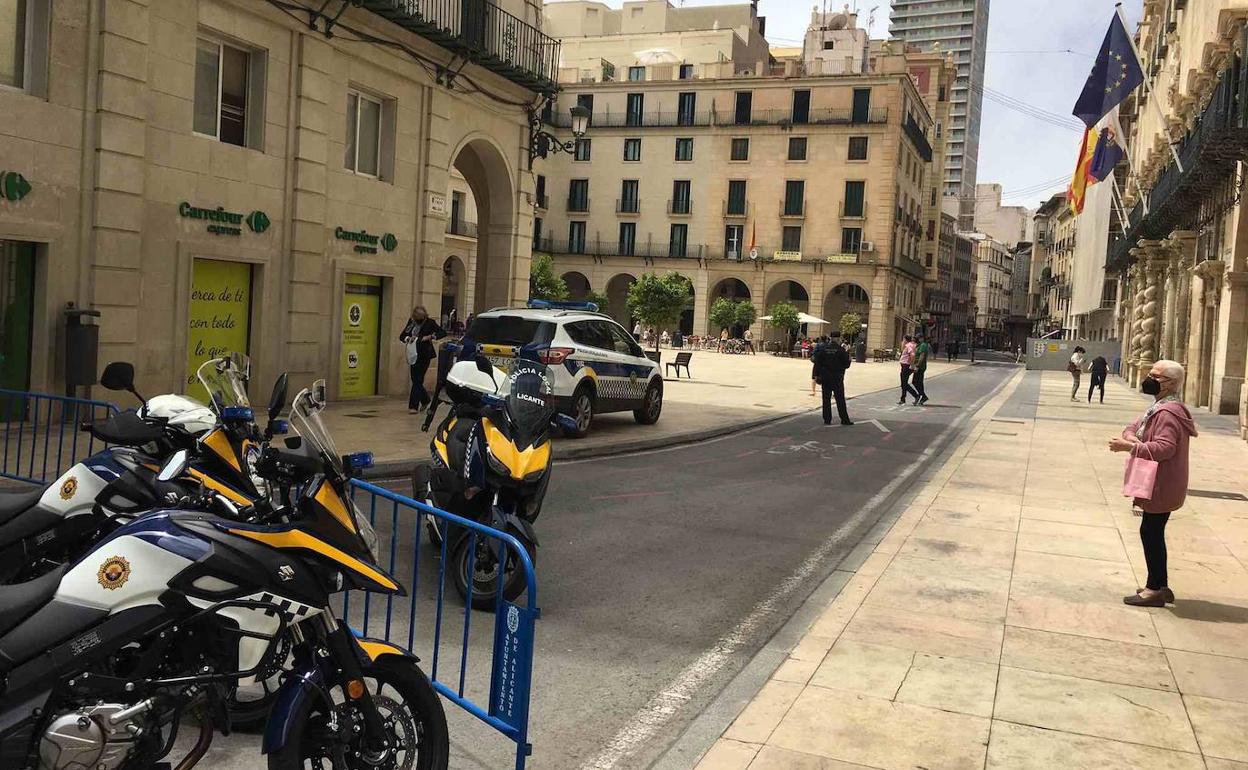 Vehículos de la Policía Local de Alicante en la Plaza del Ayuntamiento. 