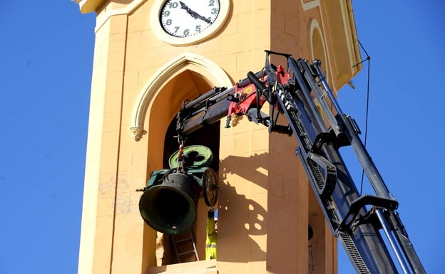 Imagen principal - Los trabajos para bajar las campanas y los detalles de las mismas. 