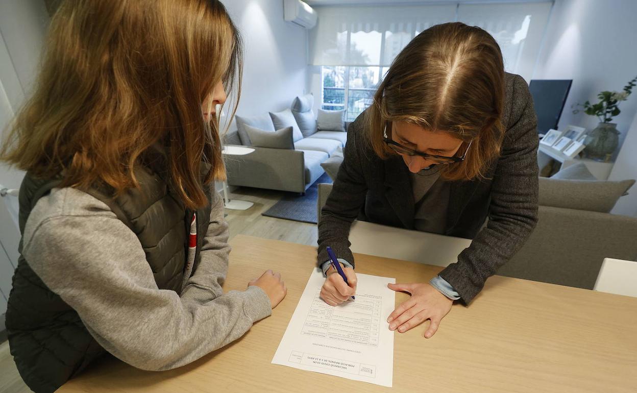 Una madre firma la autorización vacunal para la primera dosis de su hija, a mediados de diciembre. 