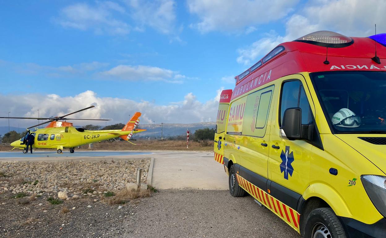 El helicóptero y la ambulancia del SAMU que han acudido al lugar del accidente. 