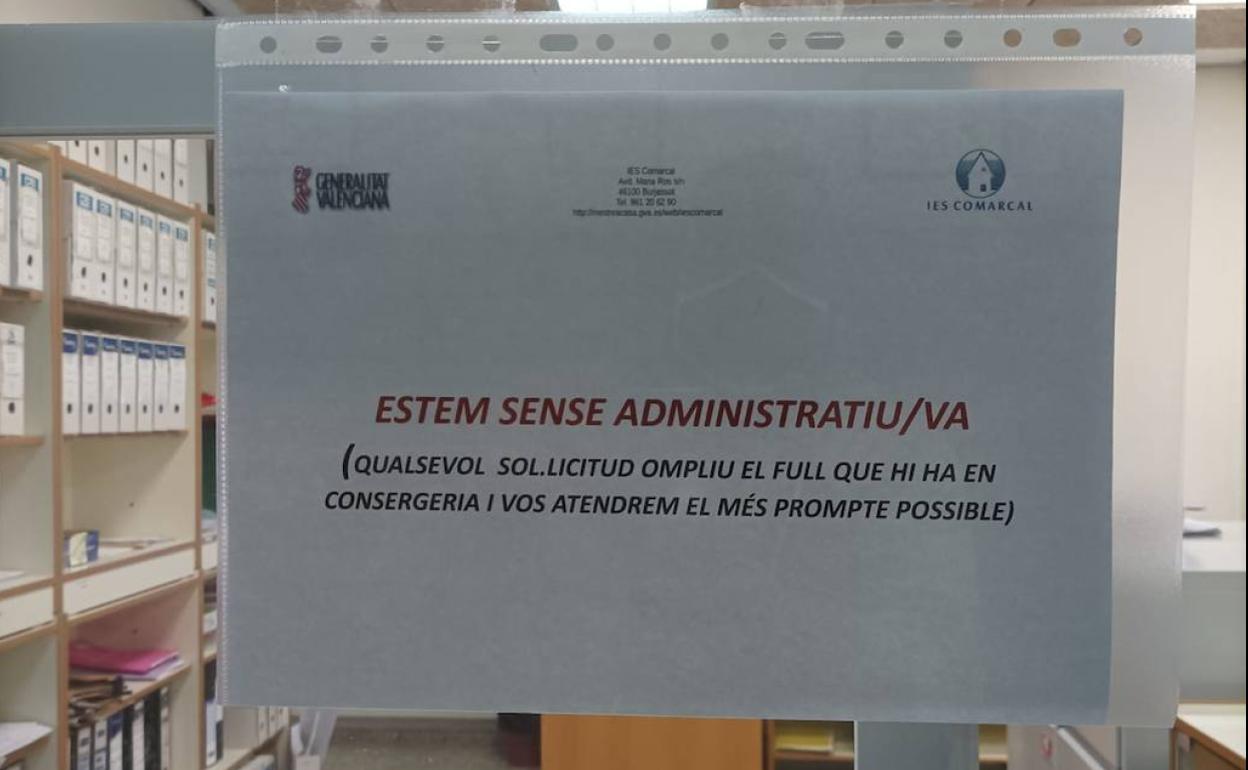 Un cartel del instituto que advierte de la falta de personal. 