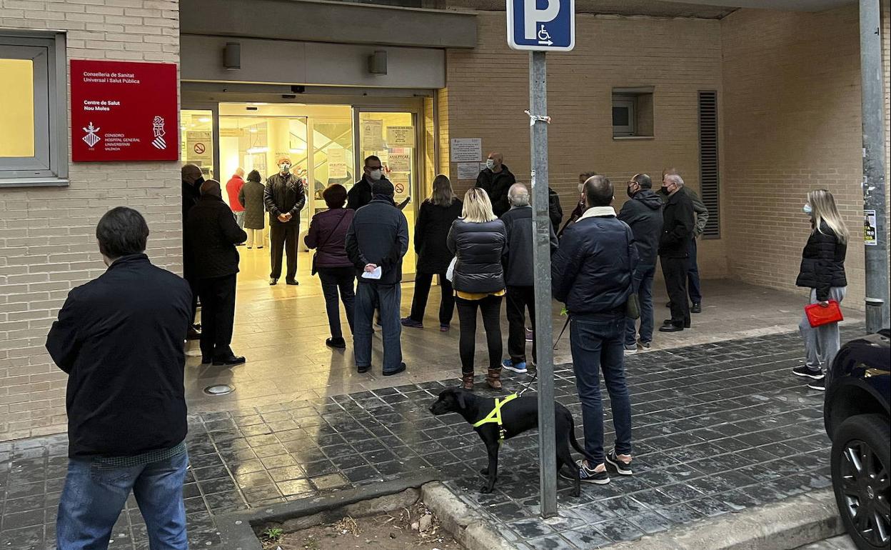 Pacientes esperan su turno a la puerta de un centro de salud valenciano.