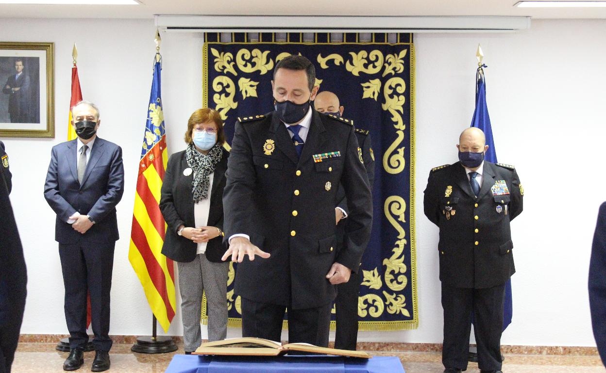 Carlos Holgado, durante su toma de posesión en la Comisaría de Gandia. 