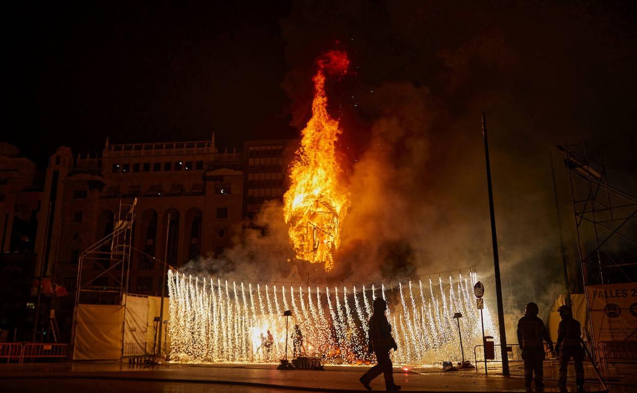 Cremá de la falla del Ayuntamiento en septiembre de 2021. 