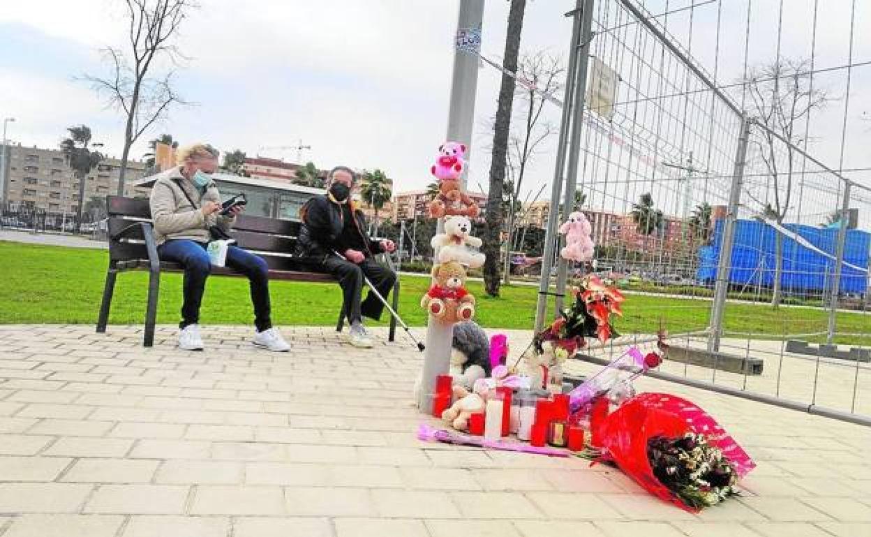 El lugar del accidente con flores y peluches, días después del suceso. 