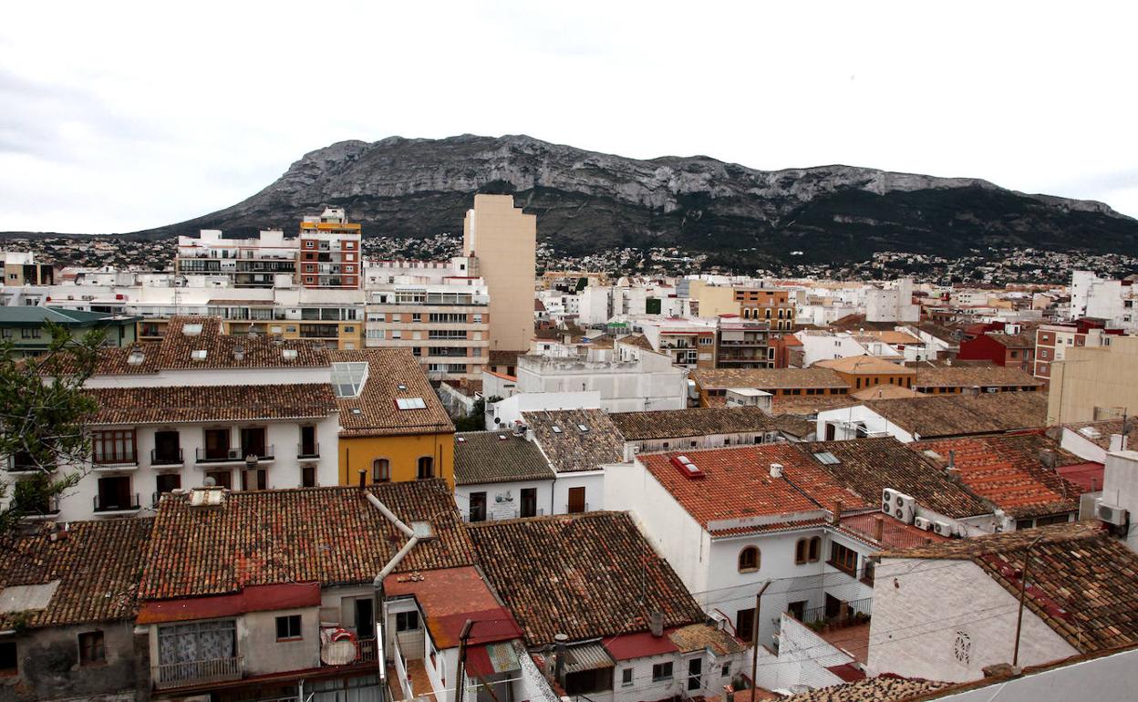 Vista de los tejados del casco urbano de Dénia desde el castillo. 