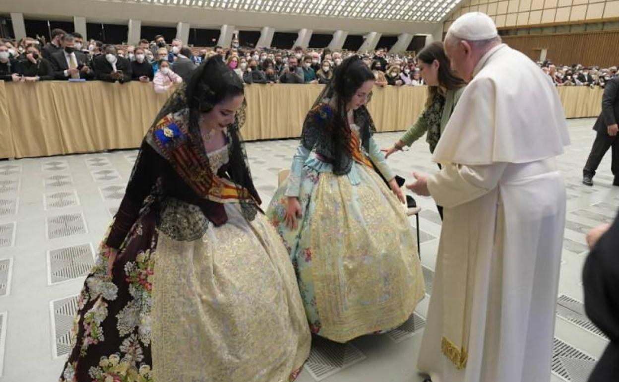 Fallas 2022 | El Papa recibe a las falleras mayores de Valencia