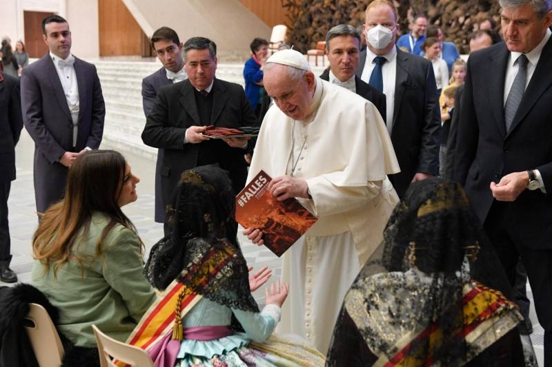 Fotos: El Papa recibe a las Falleras Mayores