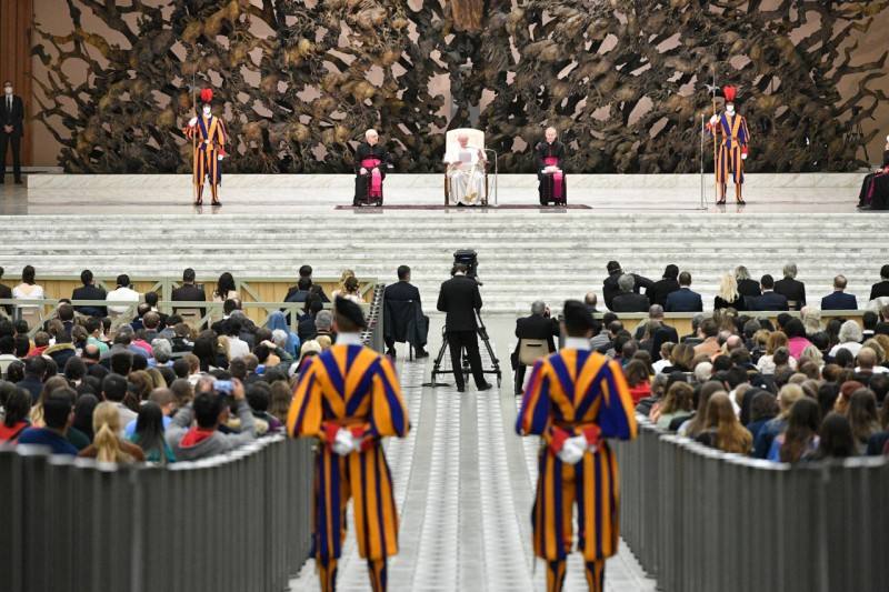 Fotos: El Papa recibe a las Falleras Mayores