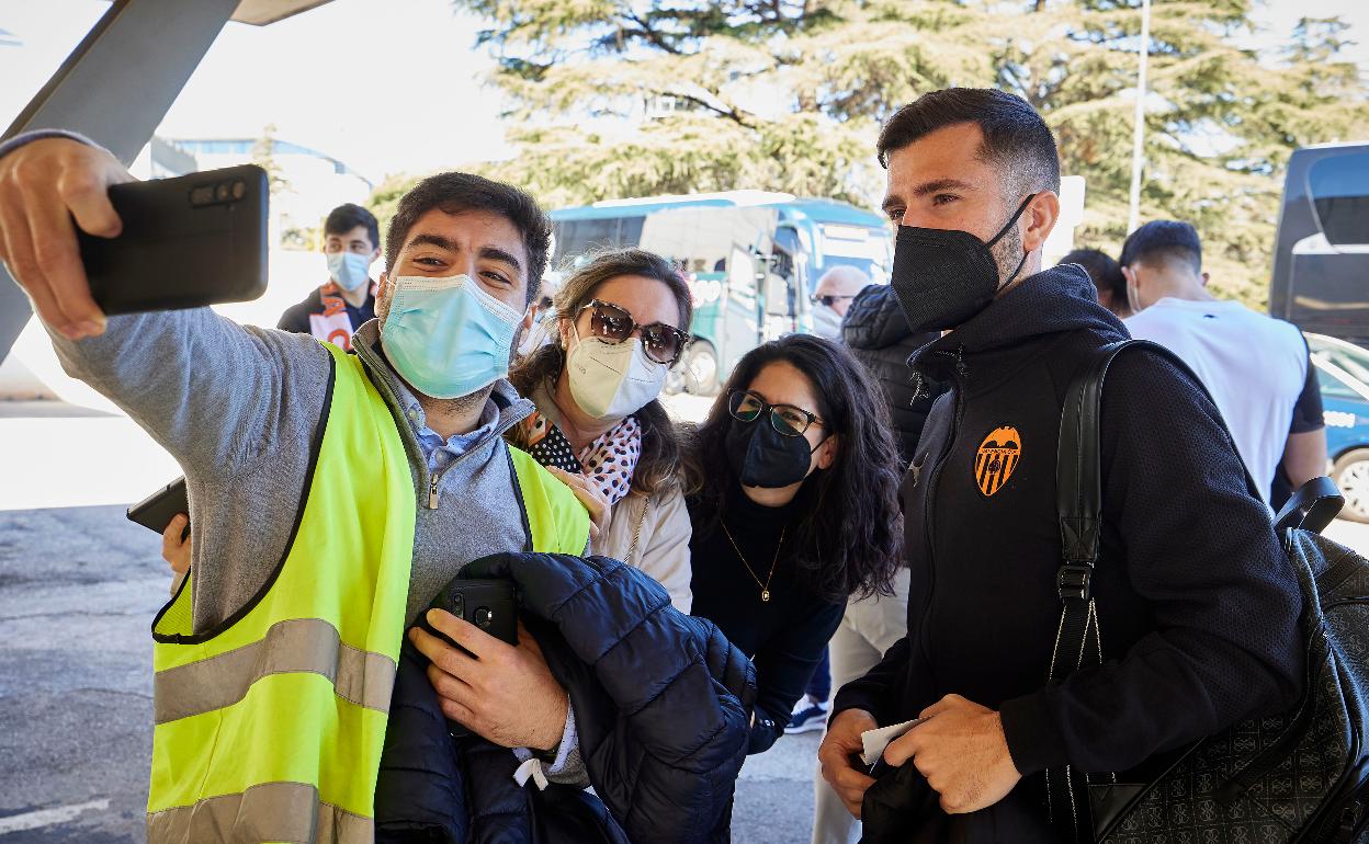 Aficionados del Valencia, despidiendo a la plantilla en el aeropuerto de Manises. 