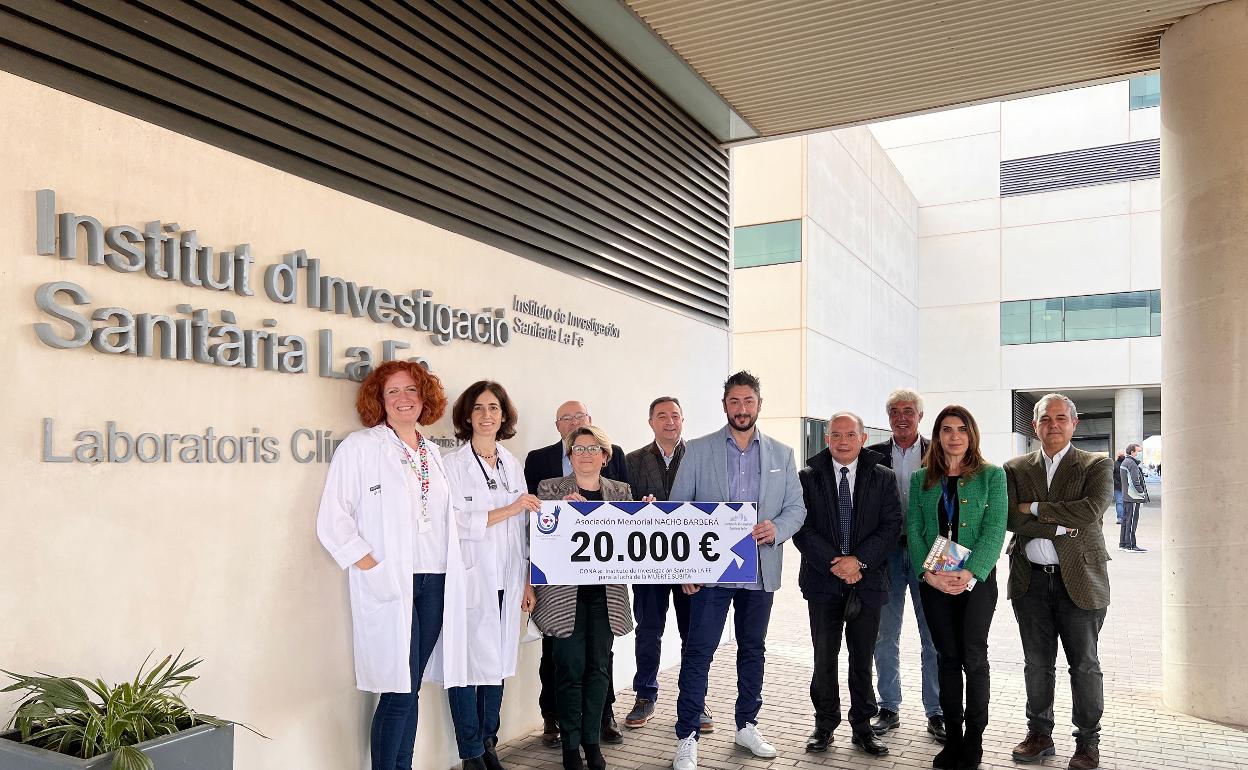 Entrega de la donación a los investigadores de La Fe. 