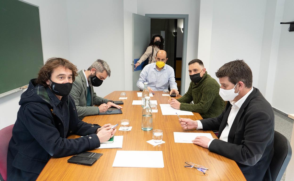 Momento de la reunión entre el director general de Política Lingüística y representantes del Ayuntamiento. 