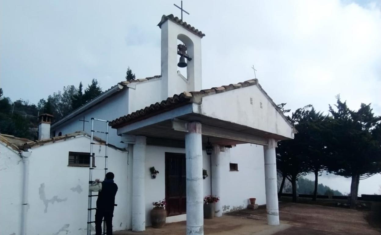 Momento en que se procedió al desmontaje de la campana de la ermita de Benigànim. 