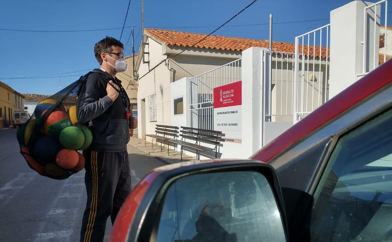 El maestro de Educación Física Pedro Argilés, a la llegada a uno de los aularios del CRA El Tejo. 