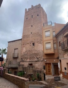 Imagen secundaria 2 - Arriba, comedor dedicado al torero Manuel Granero. Abajo, un ejemplo de las numerosas fotografías que se amontonan en las paredes. A la derecha, la torre que Granero estuvo a punto de quemar sin querer de niño. 