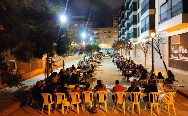 Imagen principal - Falleros de Gayano Lluch, cenando en el exterior en las Fallas de septiembre, cadal de Fray J. Rodríguez y carpa de Barrio Llamosí. 