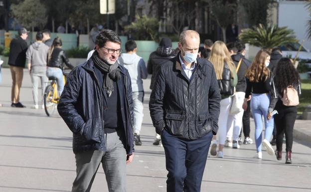 La mascarilla se queda en la calle en Valencia