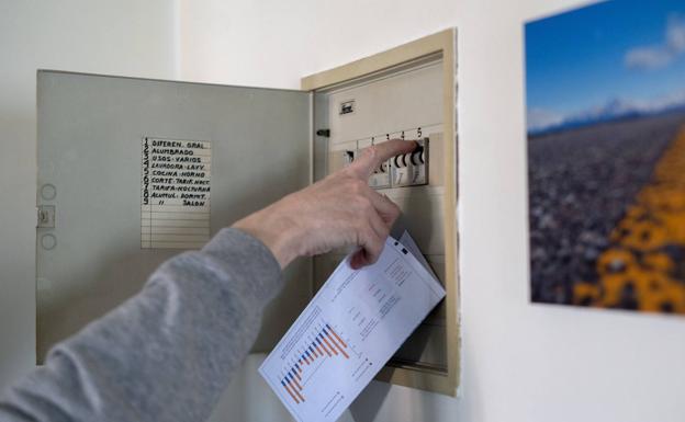 El precio de la luz baja este viernes un 4,5% y cae por debajo de los 200 euros/MWh. 