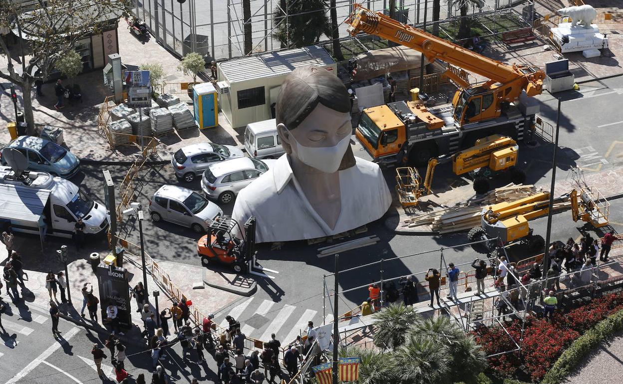 Falla de la Meditadora, con la mascarilla puesta, en la plaza del Ayuntamiento. 