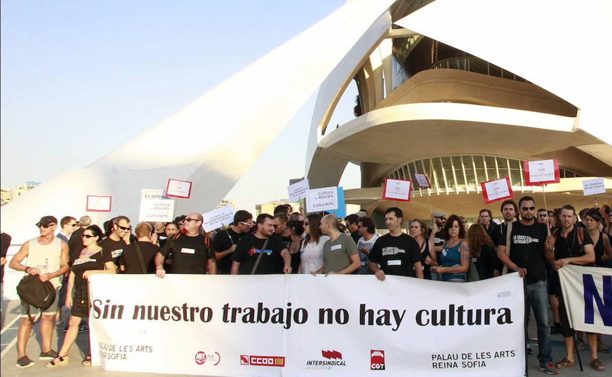 Protesta de trabajadores de Les Arts en la escalinata del edificio. 