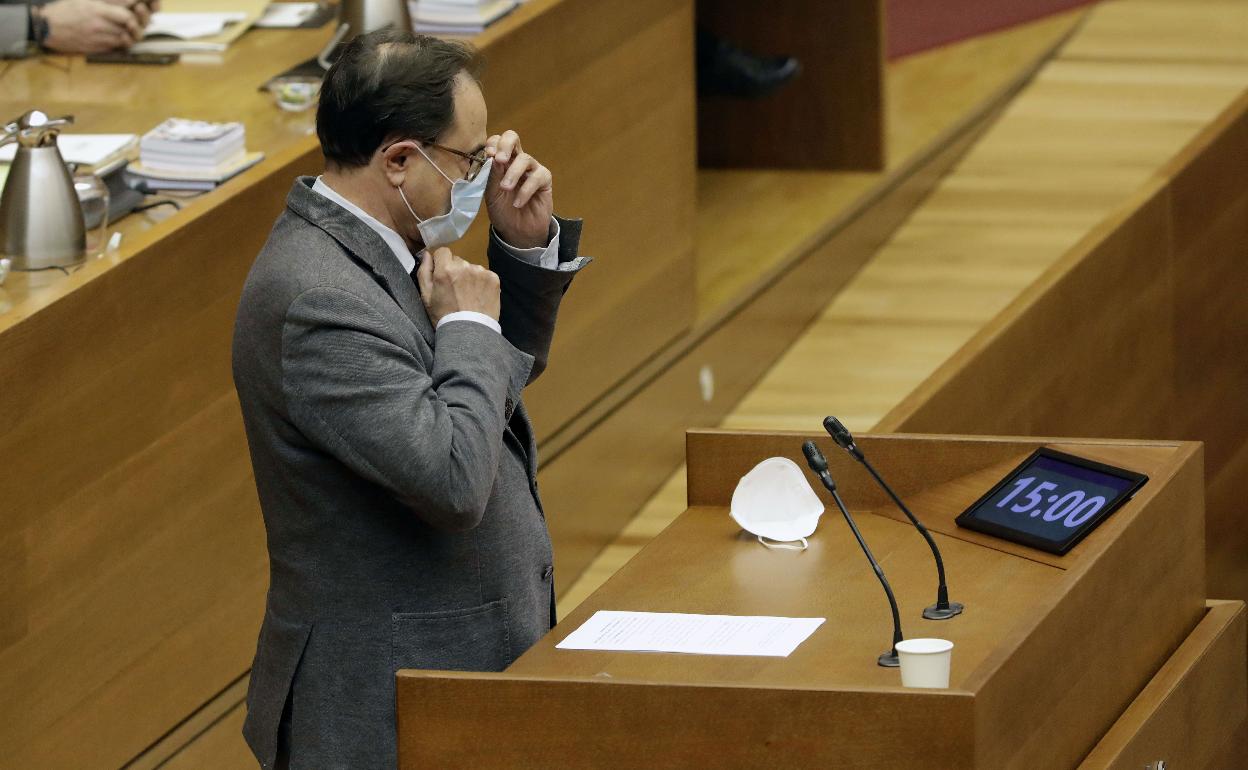 El conseller Vicent Soler en la tribuna de Les Corts. 