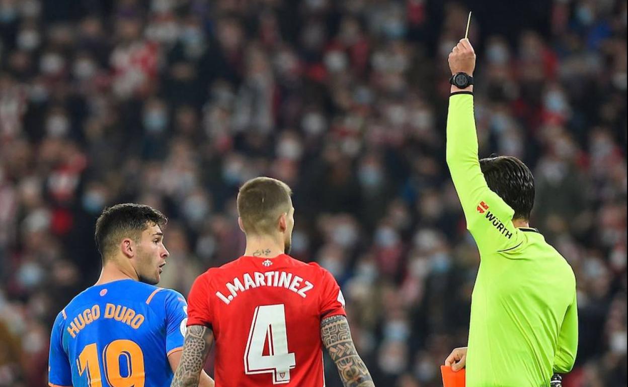 Munuera, con Hugo Duro e Iñigo Martínez en San Mamés. 