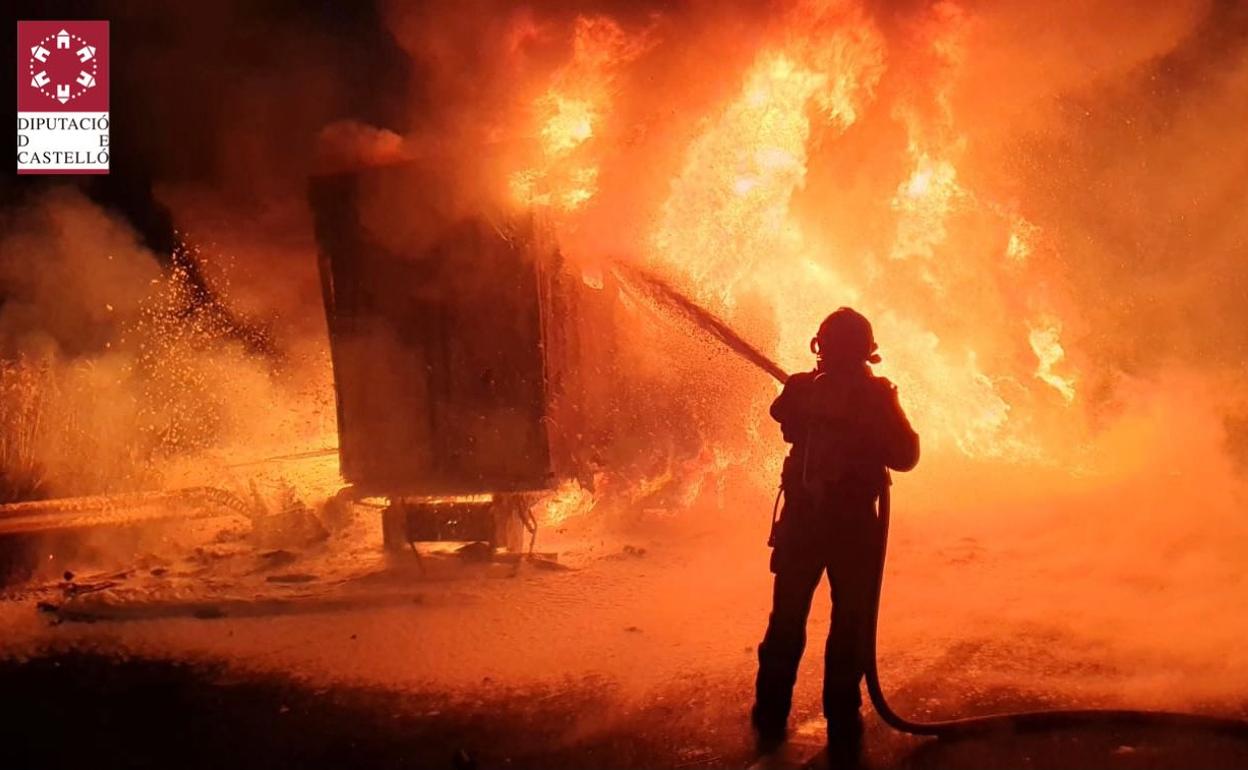 Los bomberos extinguen el incendio de un camión en la AP-7.