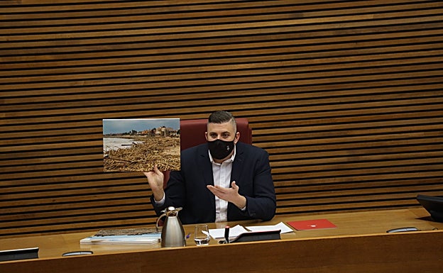 El alcalde muestra una imagen de los daños en Les Corts.