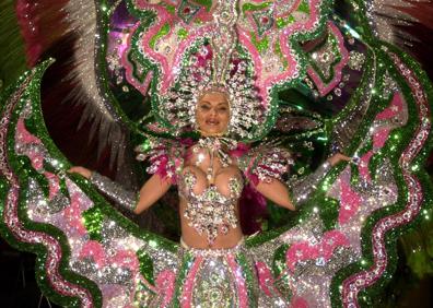 Imagen secundaria 1 - Arriba, Isabel Torres posa con Carla Antonelli, en Gran Canaria, al presentar la candidatura a Reina del Carnaval, Abajo, imágenes de la actriz durante el certamen., en 2005. No ganó pero fue una pionera porque nunca se había presentado una transexual. 