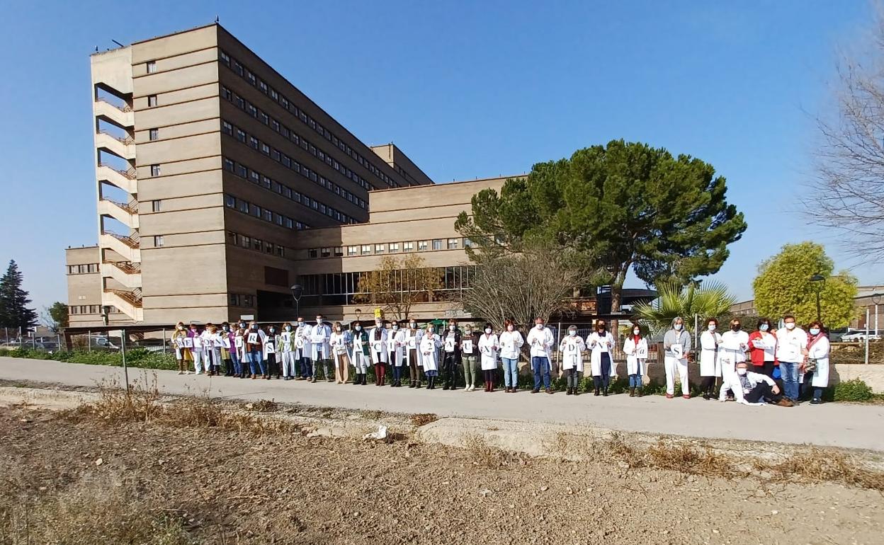 Auxiliares administrativos del Hospital Lluís Alcanyís en la foto de protesta. 