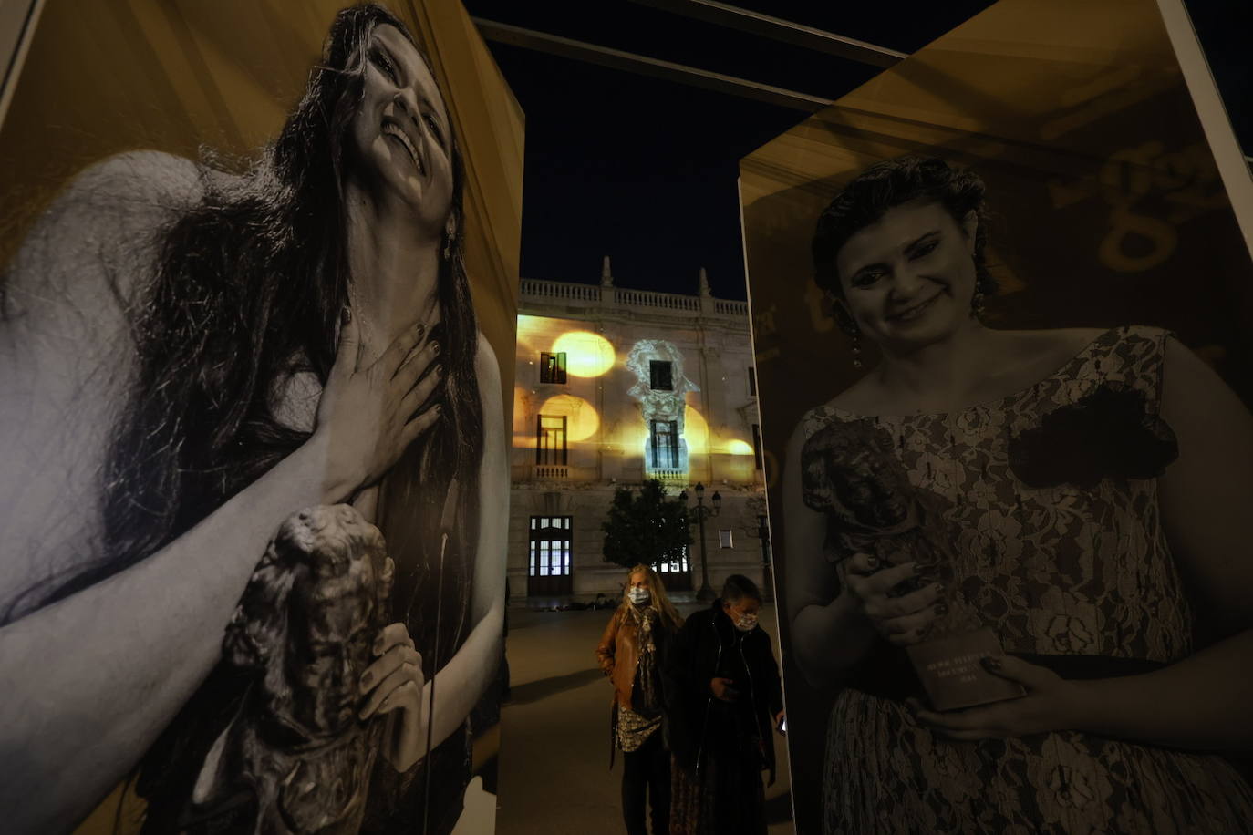Valencia acerca la gala de los Goya 2022, que este sábado tendrá lugar en el Palau de Les Arts la ciudad, a la calle. Para ello, ha proyectado un 'mapping' en la fachada del Ayuntamiento, sobre la que se podrán ver los carteles de las películas candidatas a mejor película, imágenes del cineasta valenciano Luis García Berlanga y de todos los nominados valencianos de este año.