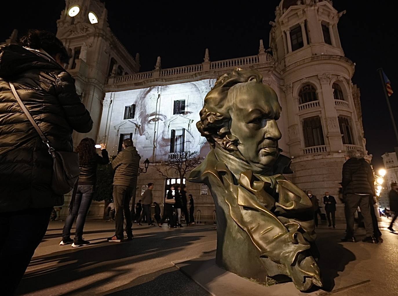 Valencia acerca la gala de los Goya 2022, que este sábado tendrá lugar en el Palau de Les Arts la ciudad, a la calle. Para ello, ha proyectado un 'mapping' en la fachada del Ayuntamiento, sobre la que se podrán ver los carteles de las películas candidatas a mejor película, imágenes del cineasta valenciano Luis García Berlanga y de todos los nominados valencianos de este año.