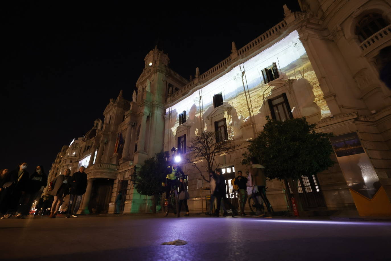 Valencia acerca la gala de los Goya 2022, que este sábado tendrá lugar en el Palau de Les Arts la ciudad, a la calle. Para ello, ha proyectado un 'mapping' en la fachada del Ayuntamiento, sobre la que se podrán ver los carteles de las películas candidatas a mejor película, imágenes del cineasta valenciano Luis García Berlanga y de todos los nominados valencianos de este año.