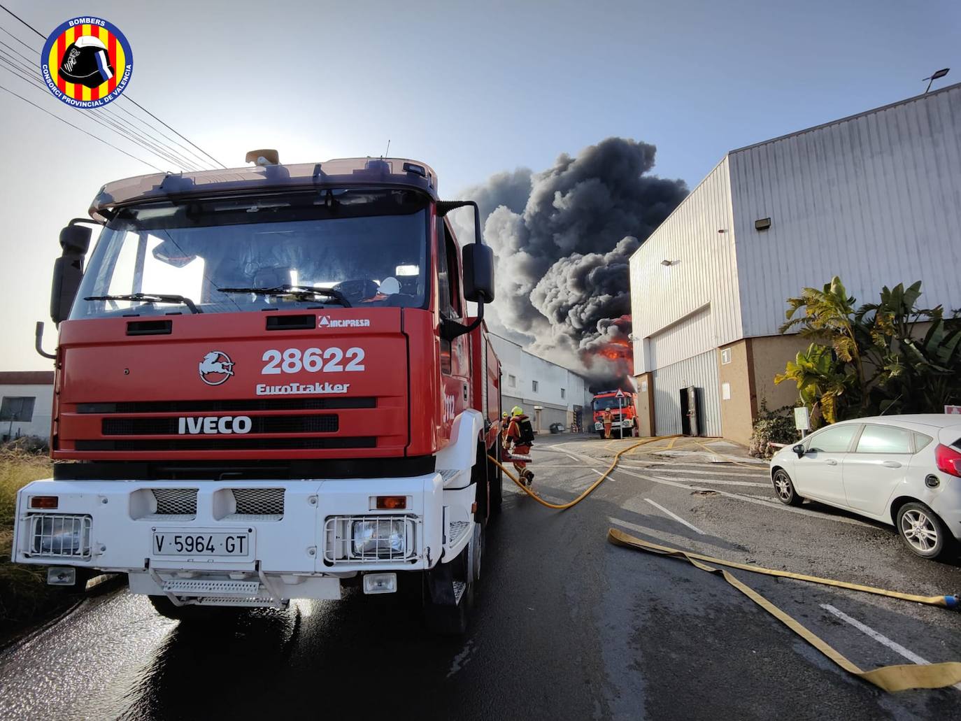 Un incendio industrial con explosiones afecta a una empresa química de Náquera