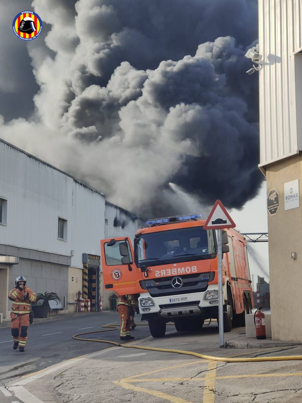 Un incendio industrial con explosiones afecta a una empresa química de Náquera