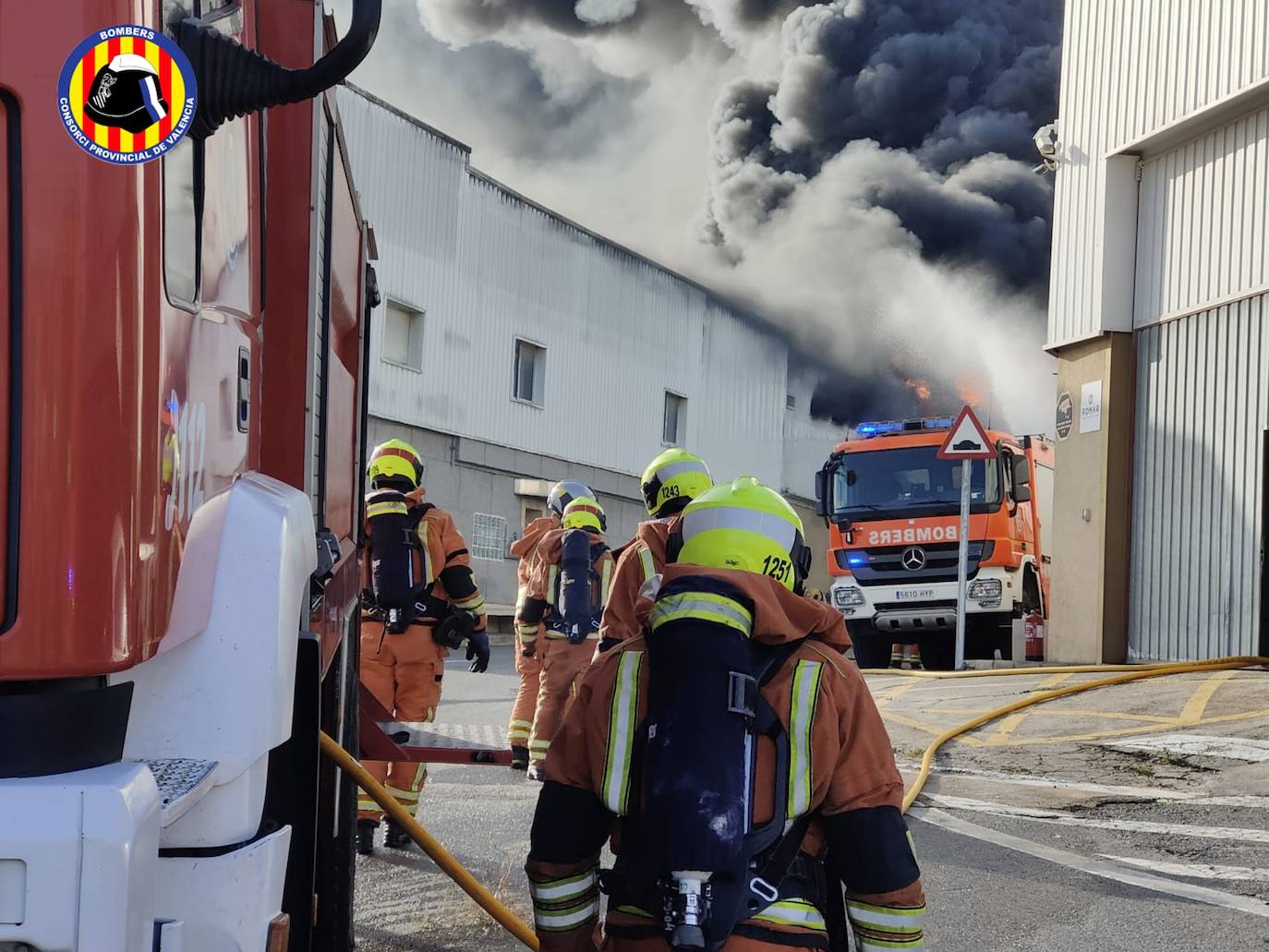 Un incendio industrial con explosiones afecta a una empresa química de Náquera