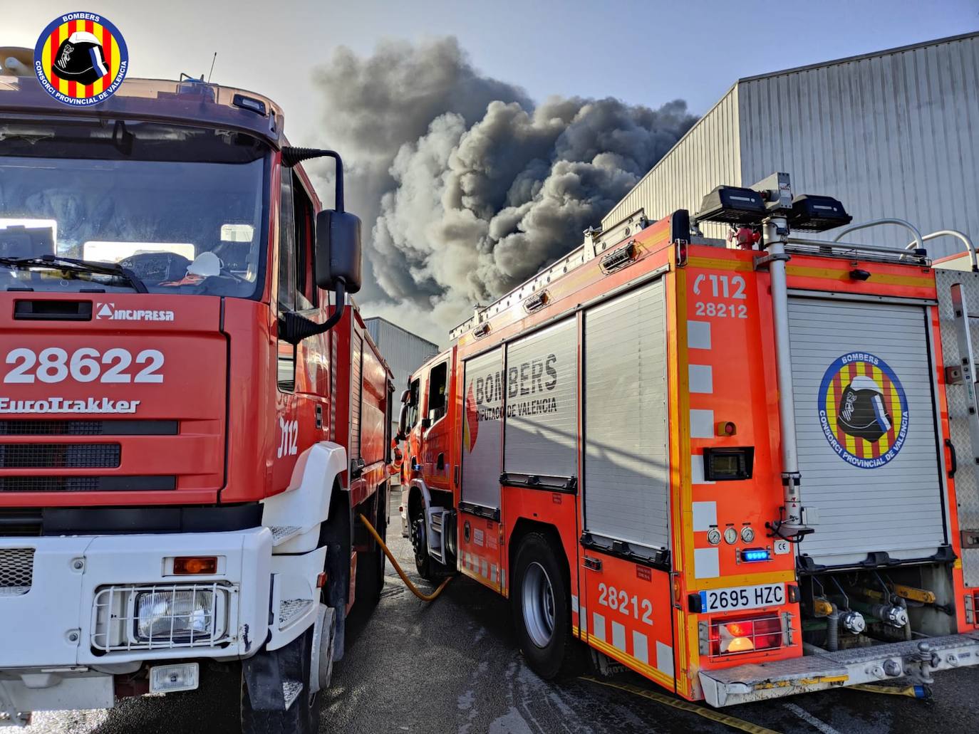 Un incendio industrial con explosiones afecta a una empresa química de Náquera