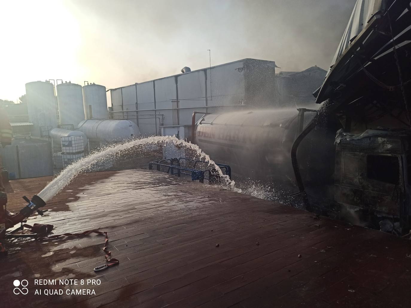 Un incendio industrial con explosiones afecta a una empresa química de Náquera